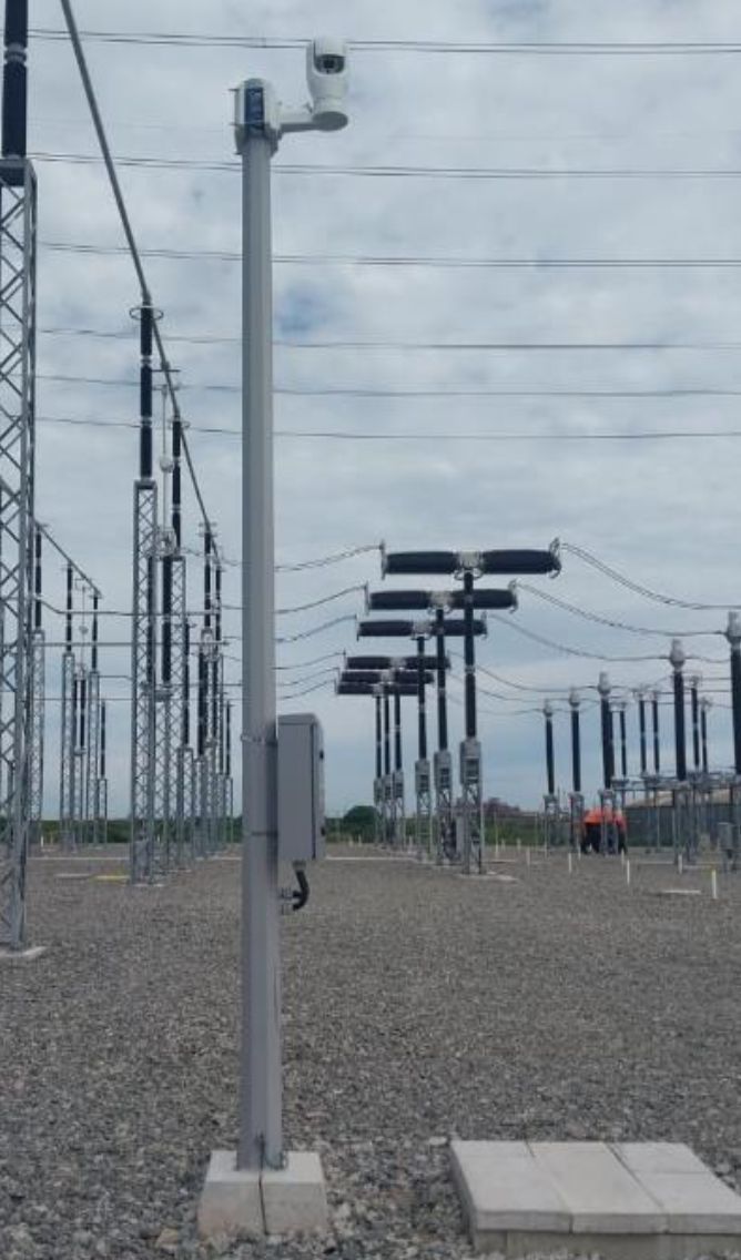 Postes de câmeras em subestação